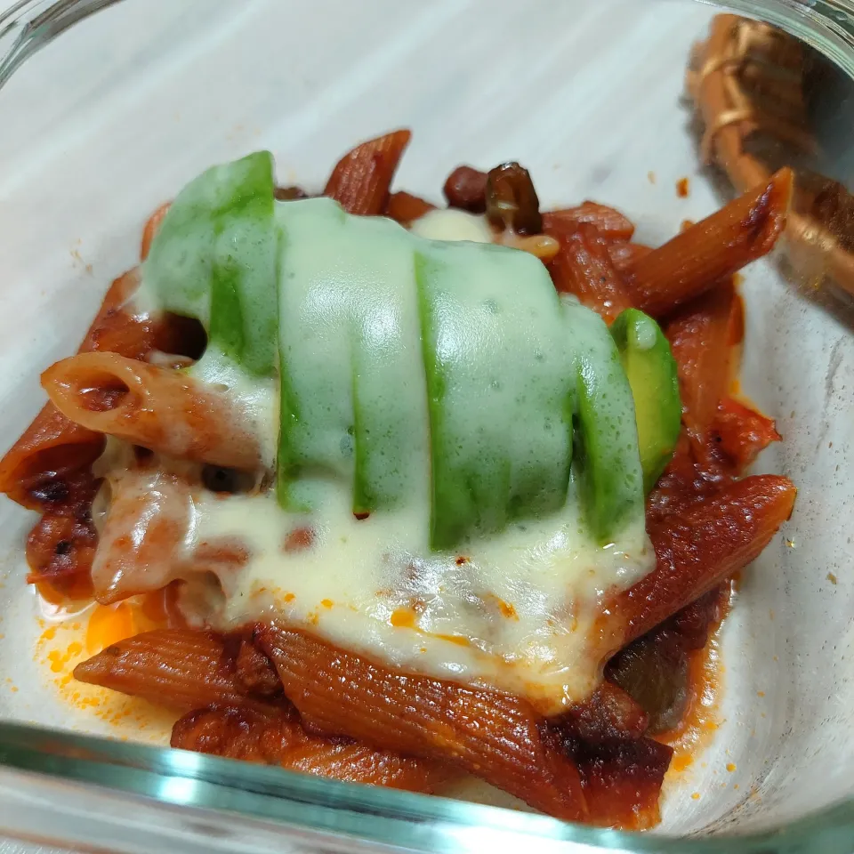 デミグラスペンネのアボカドチーズ焼き🥑|Maho Sanoさん