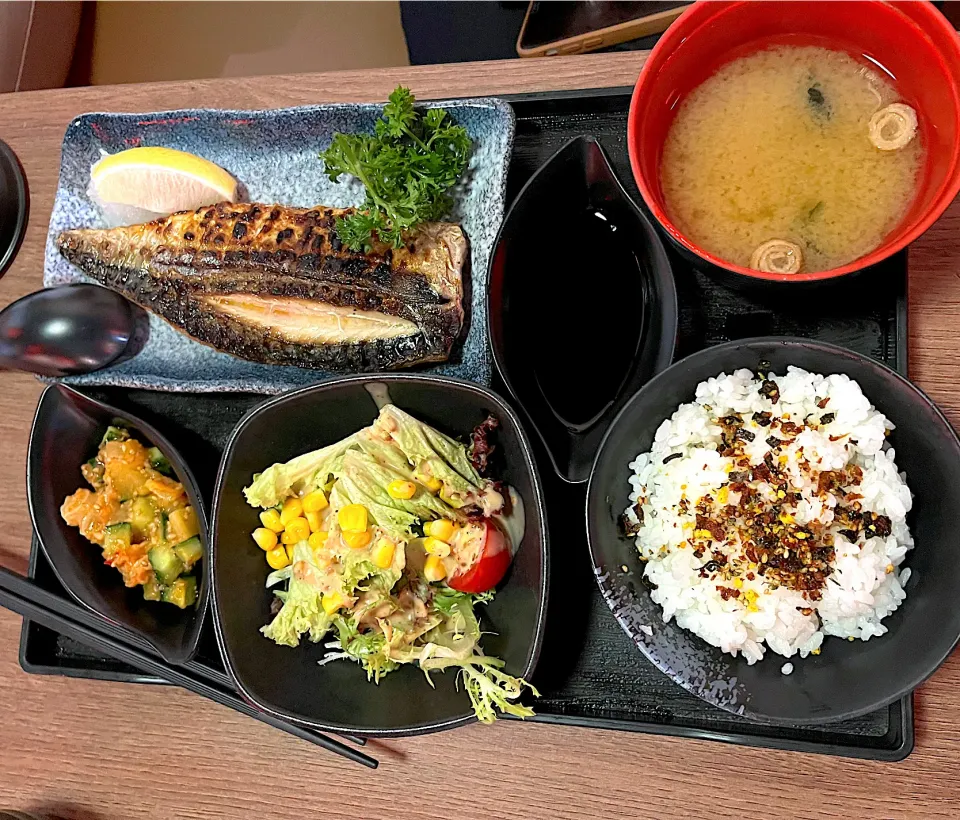 Snapdishの料理写真:鹽燒鯖魚定食|skyblueさん