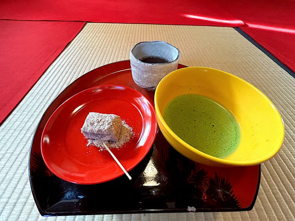 Snapdishの料理写真:【摠見寺】羊羹とお茶|Tak@さん