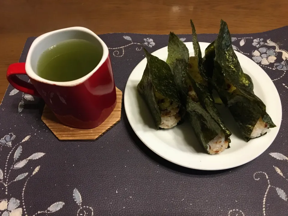 混ぜご飯のおにぎり、熱い日本茶(朝ご飯)|enarinさん