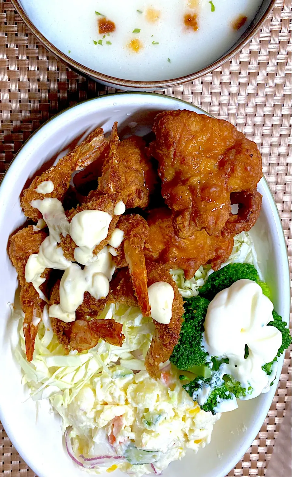 唐揚げと小さな海老フライ|すくらんぶるえっぐさん