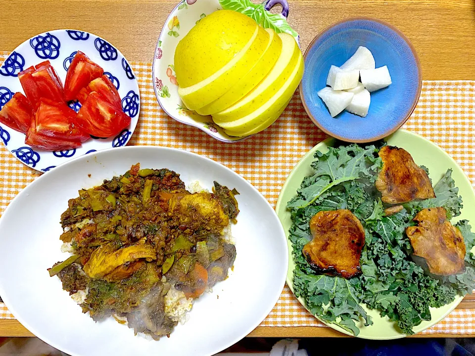 カレー🍛、さくらポークの梅酢ソテー、ケールのサラダ🥗、トマト🍅、大根の三五八漬け、ぐんま名月🍎|1614さん