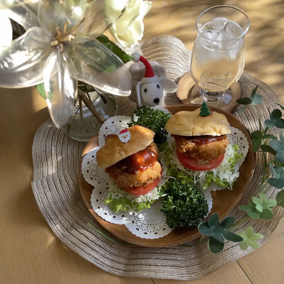 Snapdishの料理写真:12/24❤︎Merry Christmas🎄🤶
フライドチキンサンド＆シードル🍸✨

＊ ドンクモーニングロール
＊ フライドチキン（黒トリュフステーキソース）
＊ フリルレタス ＊キャベツ ＊トマト
＊ シードル|Makinsさん