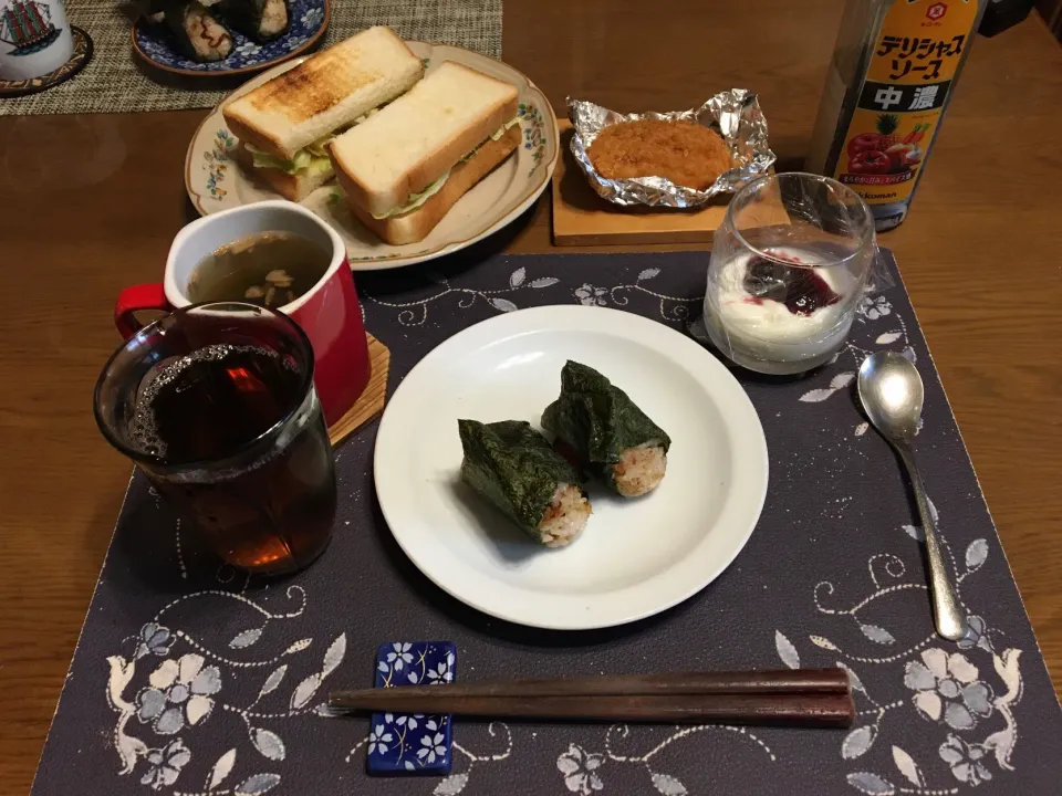 Snapdishの料理写真:サンドイッチ、おにぎり、タマネギスープ、烏龍茶、カシスジャム入りヨーグルト(昼飯)|enarinさん