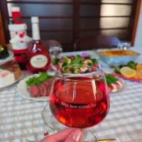 クリスマス料理🎄＆ マテウスロゼ🍷

❁ローストビーフ
❁カプレーゼ
❁シーザーサラダ
❁餃子の皮ラザニア
❁フライドチキン
❁ケーキ
❁マテウスロゼ

今日は家族でクリスマスパーティー🎄🎁🎅🌟

モニターでいただいた🎁
サントリー様の『マテウスロゼ』🍷
私はお酒があまり飲めないんですが、飲み口が良くておいしい😋💕
キレイなロゼ色がクリスマスにピッタリ✨
お祝いやパーティーなどの時に飲みたいです🥰

ローストビーフとカプレーゼは次男が作ってくれました😊すっごくおいしかった😋💕

いつもありがとう🥰

|みかんちょこさん