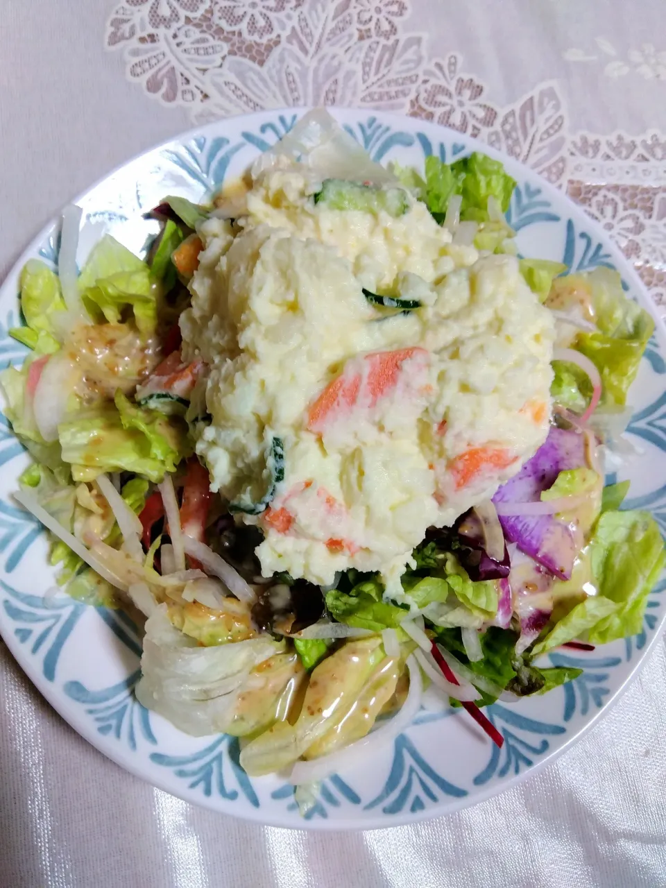 買ったサラダミックスに胡麻ドレ、
買ったポテトサラダ🥹🎄|m.rafuさん