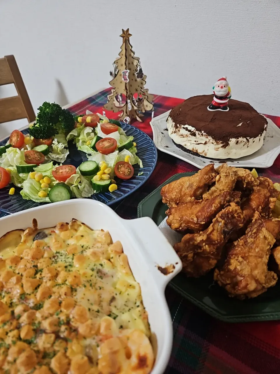 Snapdishの料理写真:☆クリスマス☆海老ドリア、唐揚げ、プライドポテト、サラダ、ティラミス|ｼｮｺﾗさん