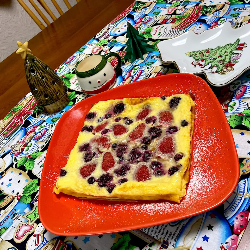 Snapdishの料理写真:ももさんの料理 いちごのクラフティー🍓#クラフティ#いちごのクラフティ#混ぜて焼くだけ#フルーツいろいろOK#簡単スイーツ|ももさん