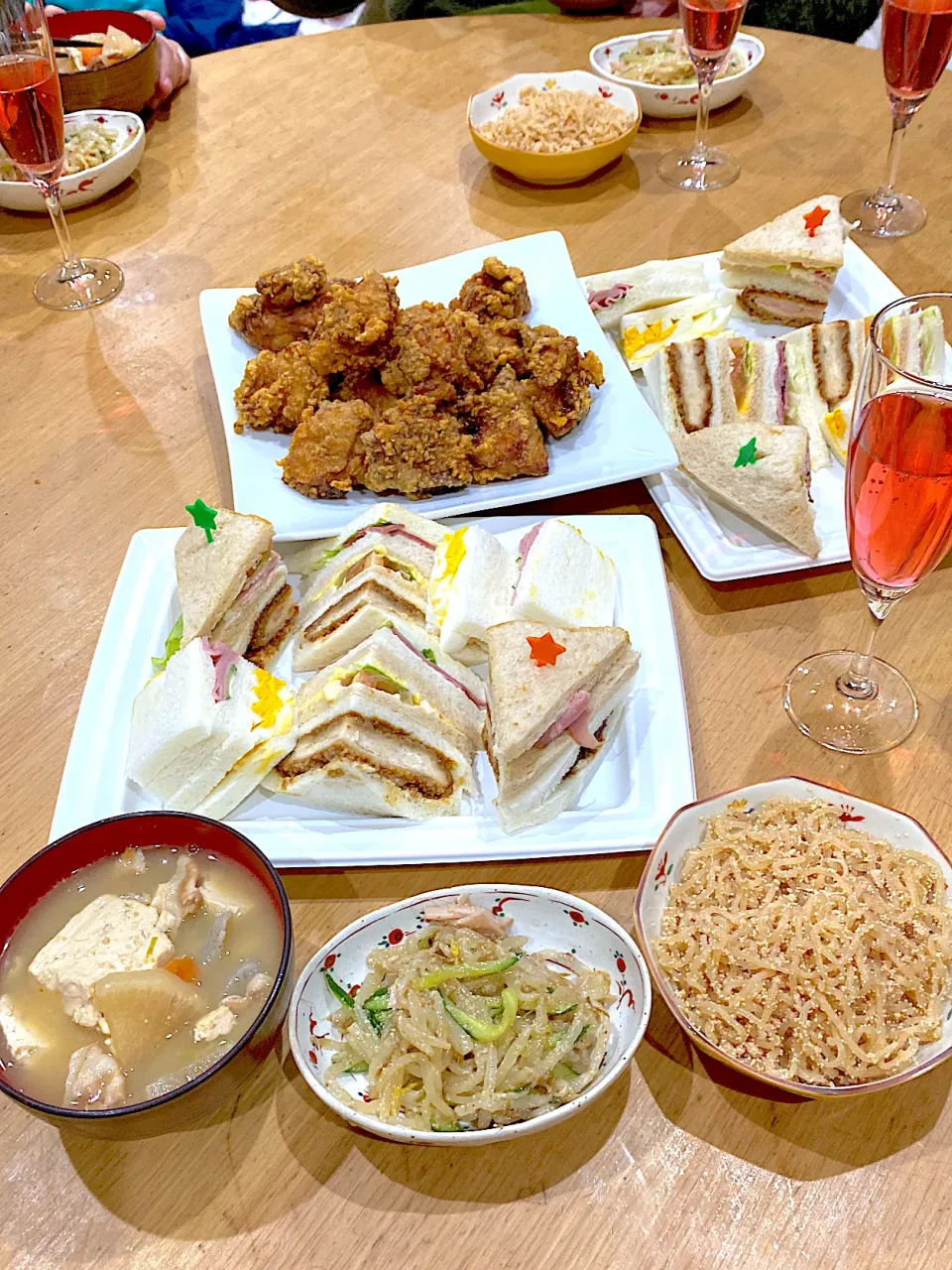 メリークリスマス！！今日のポイントは明日パパ仕事で早起きなので、飲み物がシャンメリー（業務スーパー160円くらい）で安上がり！なところです。|りえはるさん