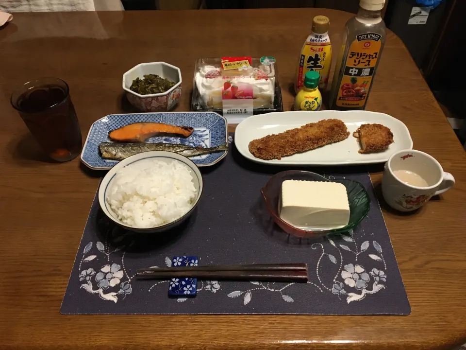 ご飯、銀シャケの切り身の焼き物、秋刀魚の塩焼き、イカフライ、カニクリームコロッケ、冷奴、高菜漬け、烏龍茶、森永マミーの寒天、ヤマザキの苺のショートケーキ(夕飯)|enarinさん