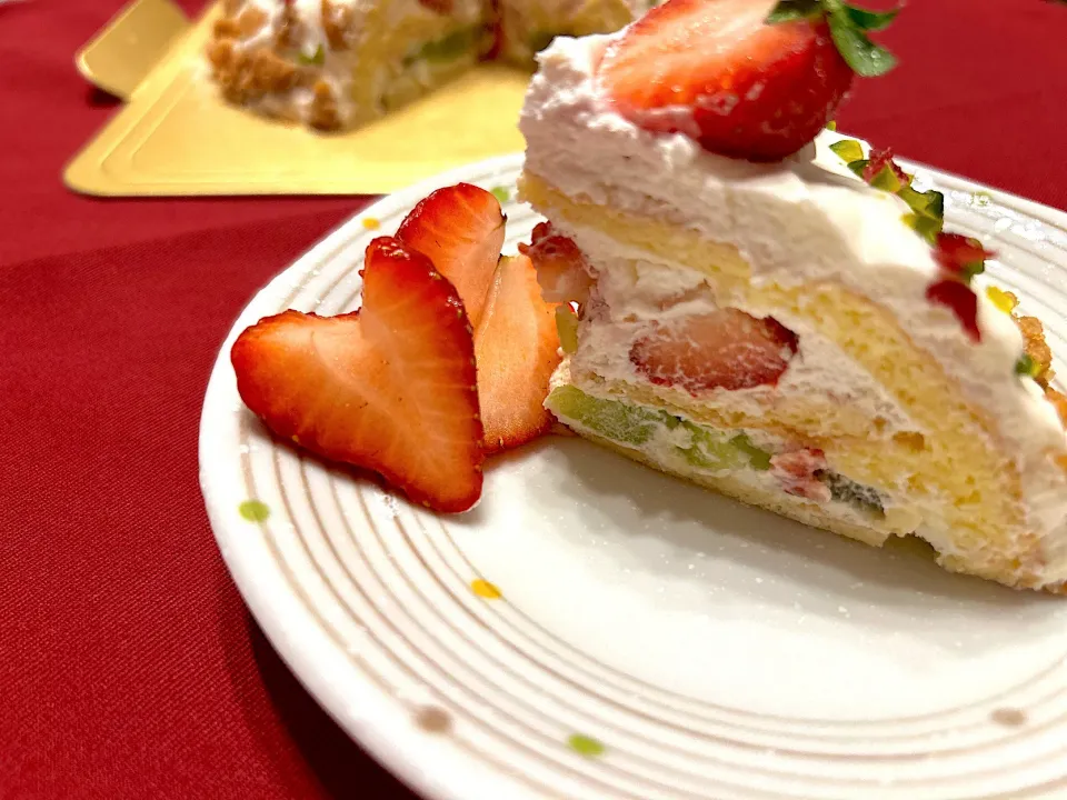 今年のクリスマスケーキ🎂ノエル シャンティ フレーズ…中にはイチゴとキウイがたっぷり🍓🥝|こずりんさん