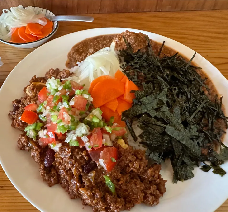 チリコンカン冬と極辛キーマクラシックのりだく🍛🌶️🔥のあいがけ味玉トッピング🥚ピクルスマシマシ🥒|buhizouさん