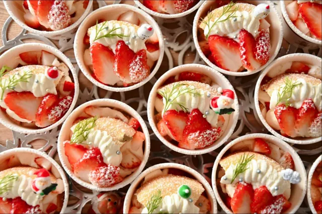 Snapdishの料理・レシピ写真:カットバームクーヘンのスノードームケーキ｜みんなで作ろう♡クリスマススイーツ