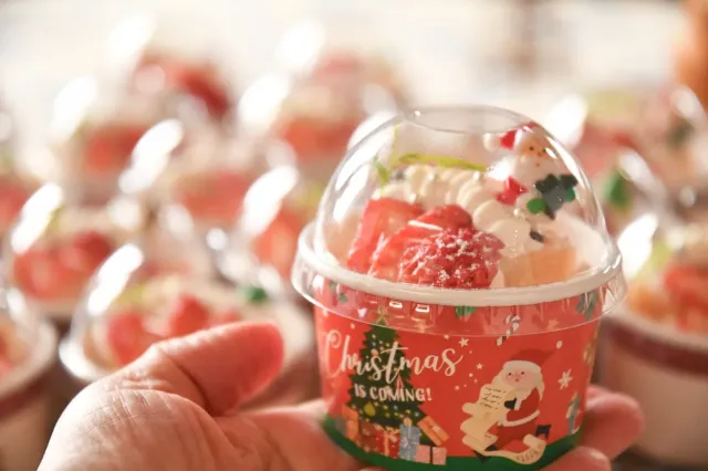 Snapdishの料理・レシピ写真:カットバームクーヘンのスノードームケーキ｜みんなで作ろう♡クリスマススイーツ