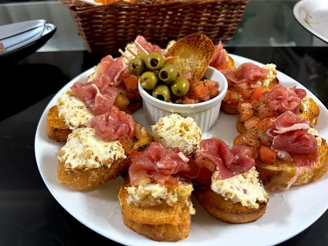 Snapdishの料理・レシピ写真:ブルスケッタ｜ワインがすすむ！簡単おつまみで乾杯しよう♪