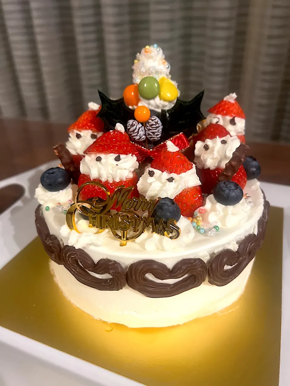 崩れそう！不恰好なモコモコサンタのクリスマスケーキ🎄|鉄男のママ（yume）さん