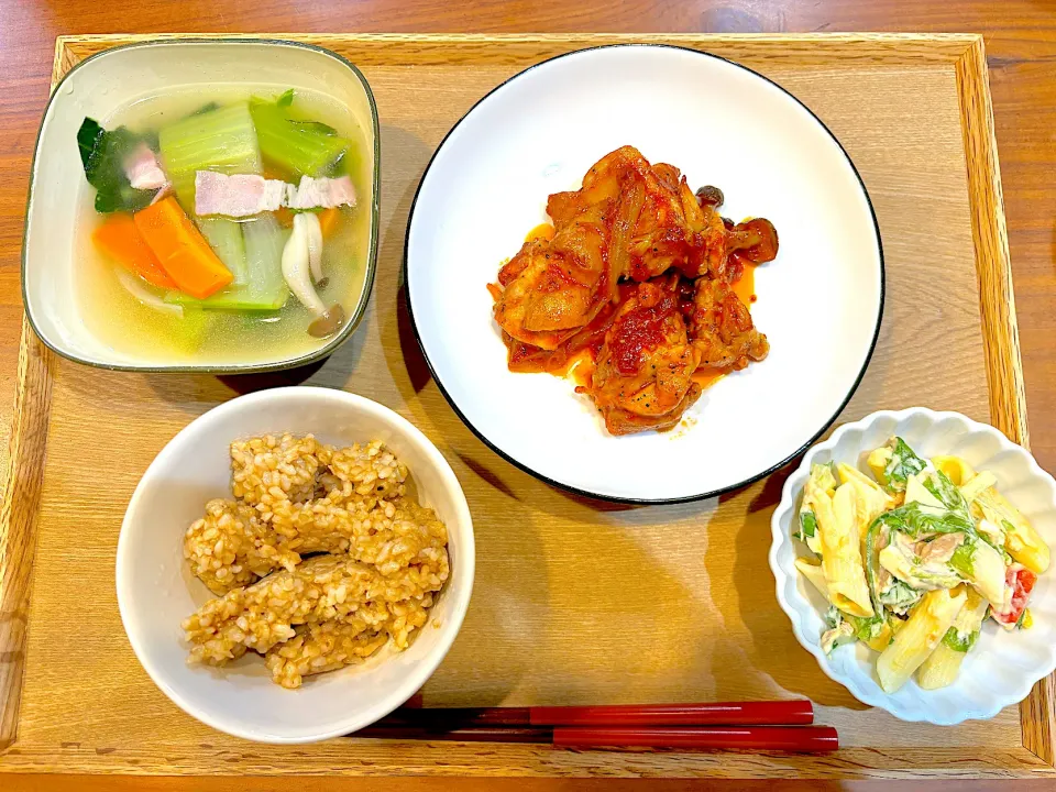 今日の夜ご飯(チキンのケチャップ炒め、マカロニサラダ、野菜スープ)|cocomikaさん