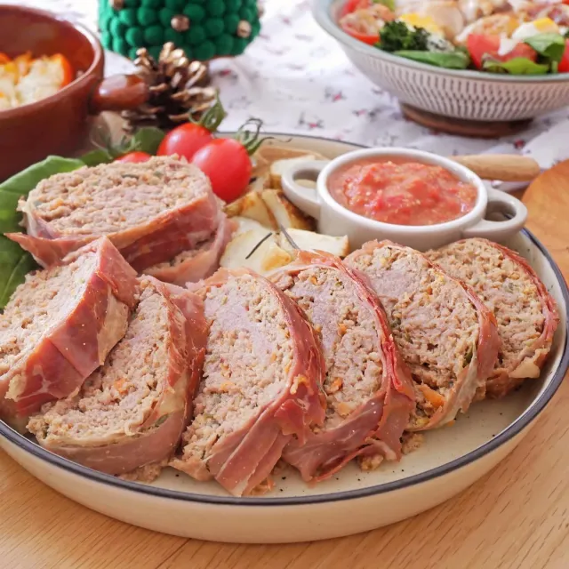 Snapdishの料理・レシピ写真:ミートローフトマトソース添え｜クリスマスは手作りディナー♪ごちそう肉料理