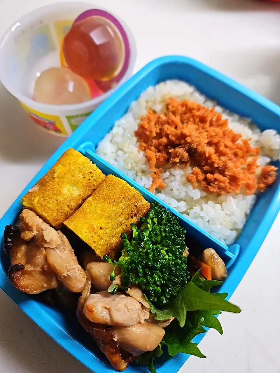 Snapdishの料理写真:☆小学生リクエスト弁当☆玄米入り鮭ごはん、小エビ卵焼き、ひじき煮物、ブロッコリー、鶏照焼、ミニゼリー|ｼｮｺﾗさん