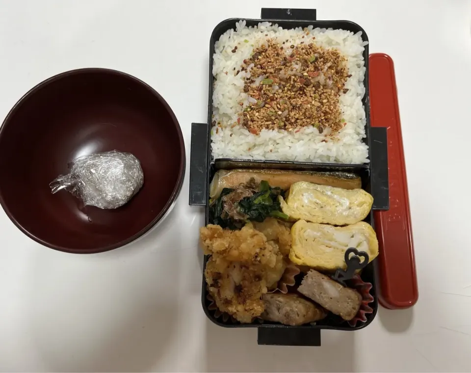 Snapdishの料理写真:パパ弁☆ほうれん草のお浸し☆鮭☆だし巻き卵☆塩唐揚げ☆マルシンハンバーグ☆みそ玉|Saharaさん