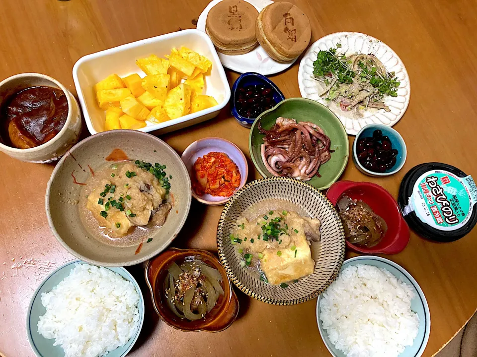 Snapdishの料理写真:揚げ出し豆腐♡おきうと♡大根サラダ♡イカゲソの煮付け♡キムチ♡黒豆♡ビーフシチュー残り♡五分づき米ご飯♡わさびのり♡パイナップル♡頂き物の回転焼き|さくたえさん