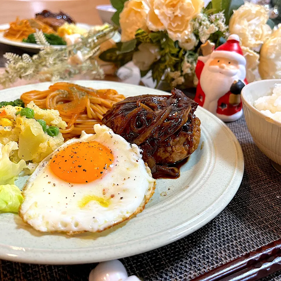 Snapdishの料理写真:チーズインハンバーグプレートでクリスマス🎄|reiさん