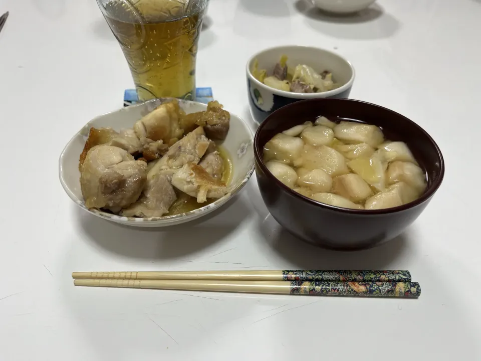 晩御飯☆鶏の酢っぱ炒め☆鯖缶の白菜煮☆みそ汁（キャベツ・麩・しめじ）|Saharaさん