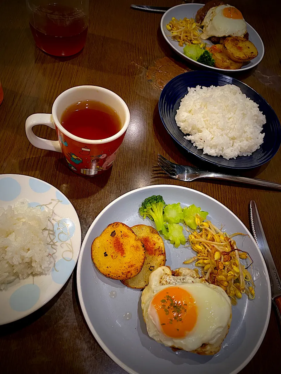 ハンバーグ　目玉焼き　ベイクドポテト　蒸しブロッコリー　もやしソテー　ほうじ茶|ch＊K*∀o(^^*)♪さん