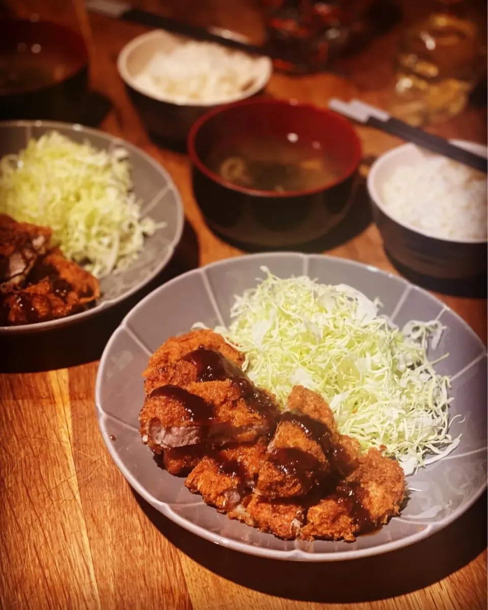 Dinner ! Dinner ! 
Homemade 
Pork Steak (Katsu) 
With Cabbage 
Miso Soup with Seaweed , Steamed Rice Bowl 🍚 
#katsu #chefemanuel 
#homecooking 
#homemade 
#bre|Emanuel Hayashiさん