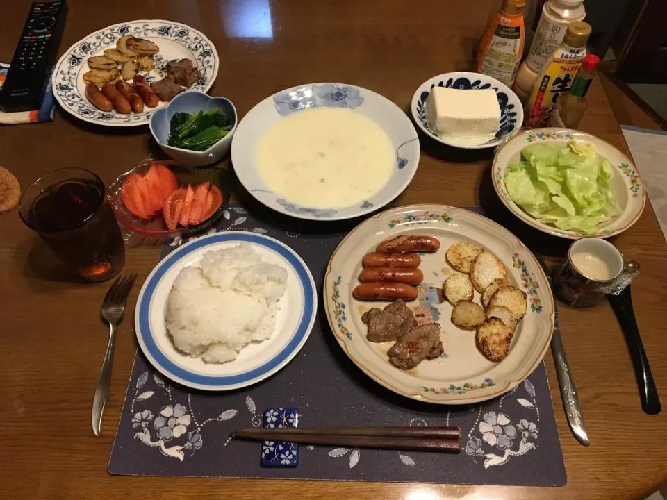 ご飯、ビフテキ、チョリソ、野菜ソテー、コーンポタージュスープ、サラダ、冷奴、ほうれん草のお浸し、烏龍茶、森永マミーの寒天(夕飯)|enarinさん