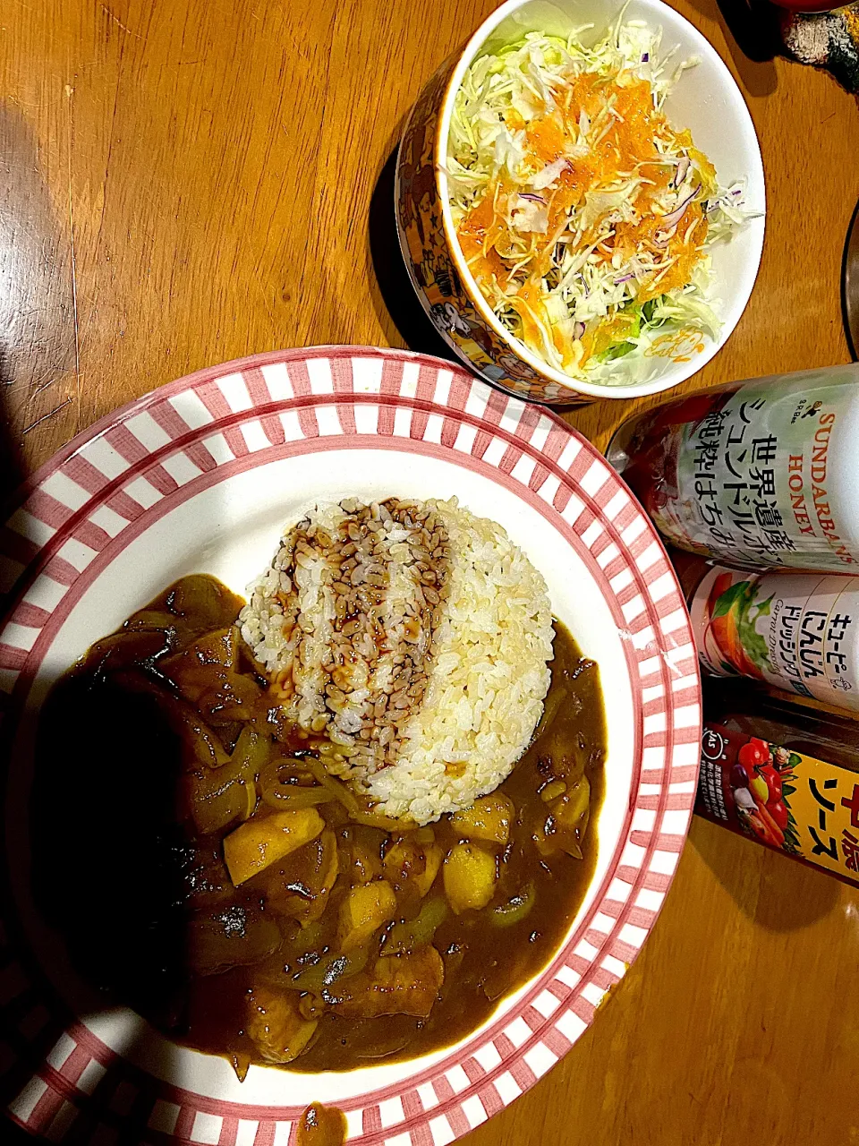 はちみつはカレーの方にソースはライスの方にかける派です #夕飯　たっぷり玉ねぎカレーロウカット玄米ライス、サラダ|ms903さん