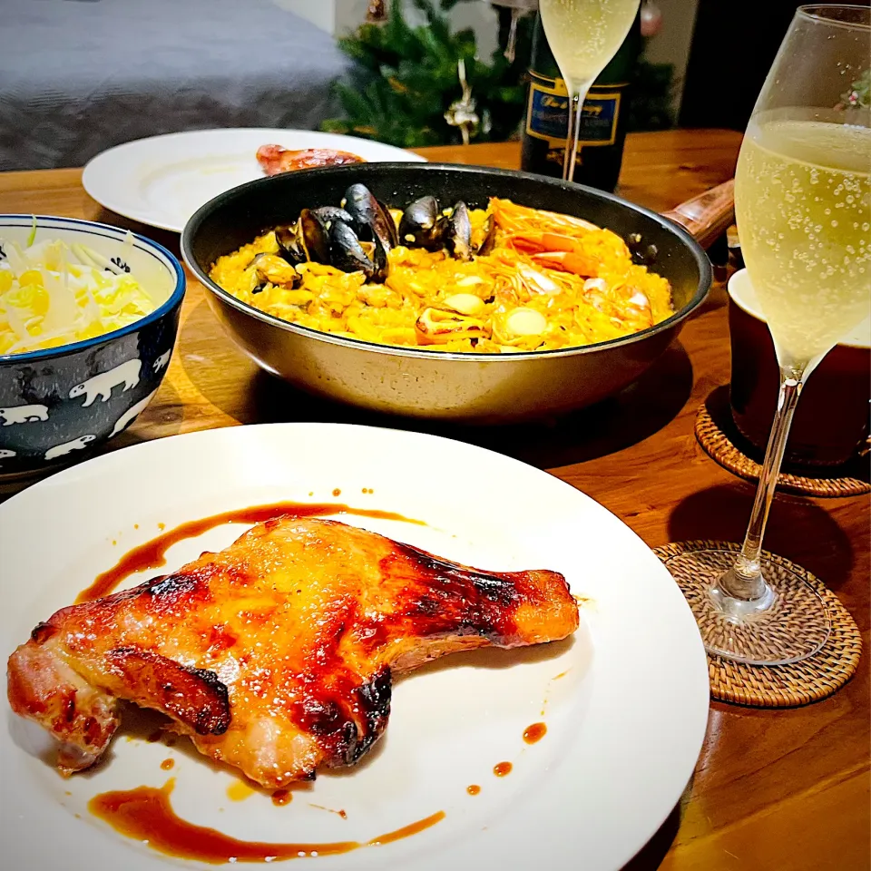 我が家のクリスマス　ローストチキンレッグ🇺🇸 パエリア🇪🇸 Roasted Chicken Legs Paella|アッコちゃん✨さん