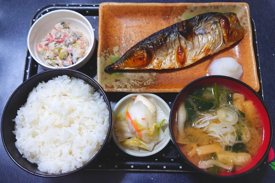 Snapdishの料理写真:今日の朝ごはん（北海道産ゆめぴりかにさば干し、白和え、ほうれん草としめじのみそ汁、白菜漬）|Mars＠釜飯作り研究中さん