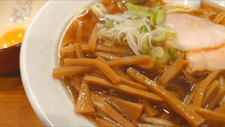 【1956年創業】
中華そば 共楽
竹の子そば (葱多め、1,000円)
＋麺大盛 (50g、50円)
＋生卵 (別椀、50円)
@銀座2分、銀座一丁目、東銀座
(JR有楽町駅から徒歩6分)
23309 (325,339)|大脇さん