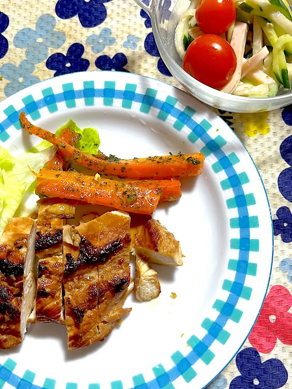 鶏胸肉の醤油麹漬け焼き　サラダ|4jinoanataさん