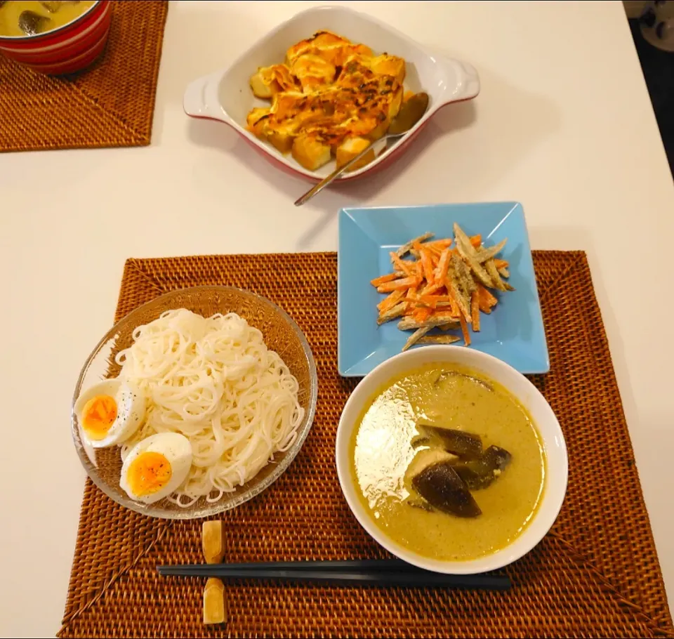 今日の夕食　グリーンカレー、ごぼうサラダ、厚揚げのキムチチーズ焼き|pinknari🐰🌈さん