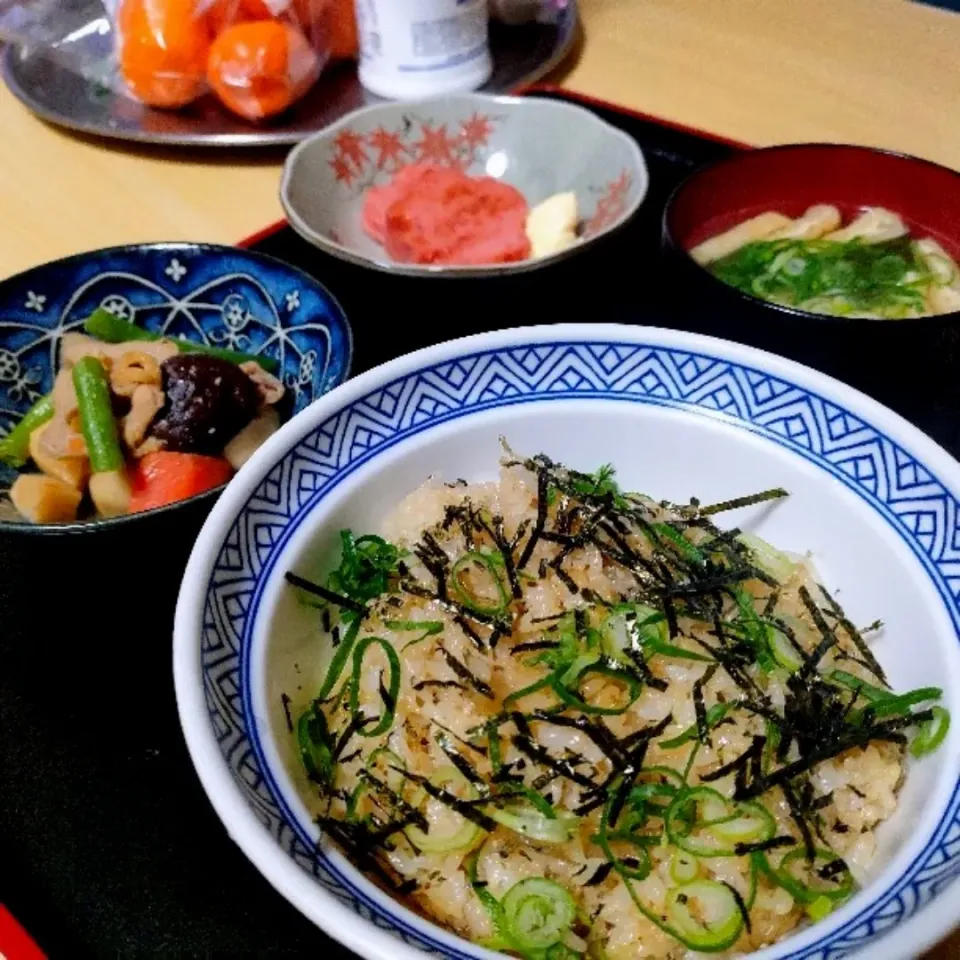 じゃこごはん
根菜と親鶏の煮物
花ソーセージ
みそ汁。|ariyo4200さん