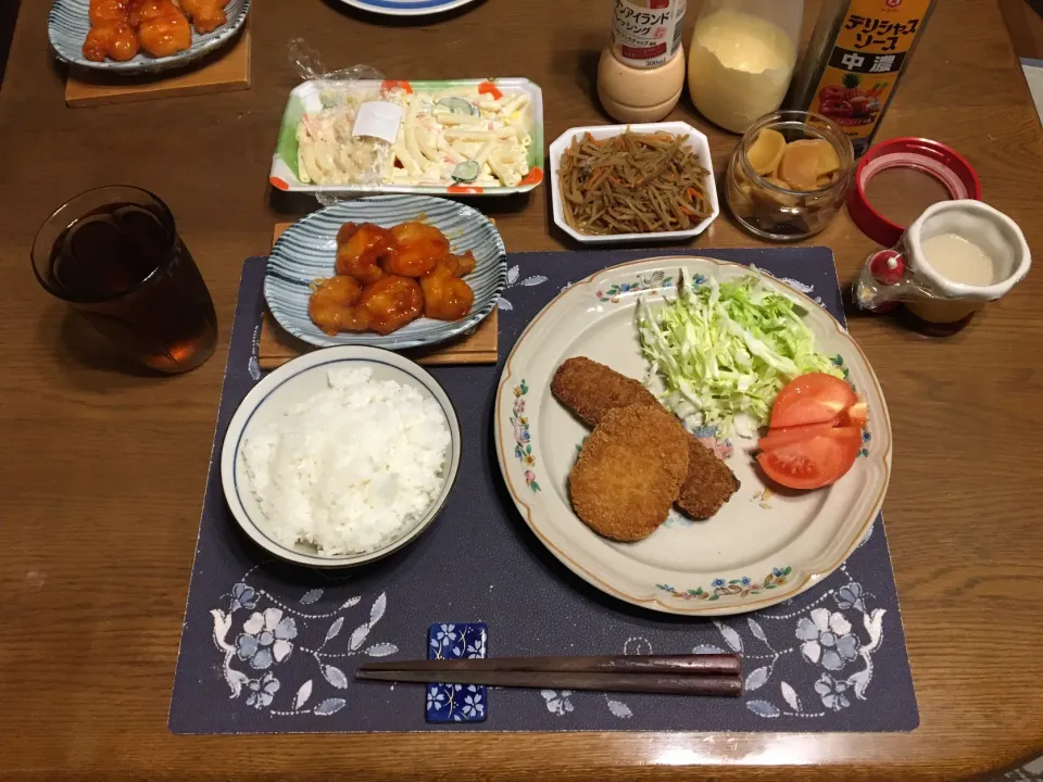 ご飯、イカフライ、コロッケ、トマト、千切りキャベツ、海老フリッター、マカロニサラダ、きんぴらごぼう、沢庵、烏龍茶、森永マミーの寒天(夕飯)|enarinさん