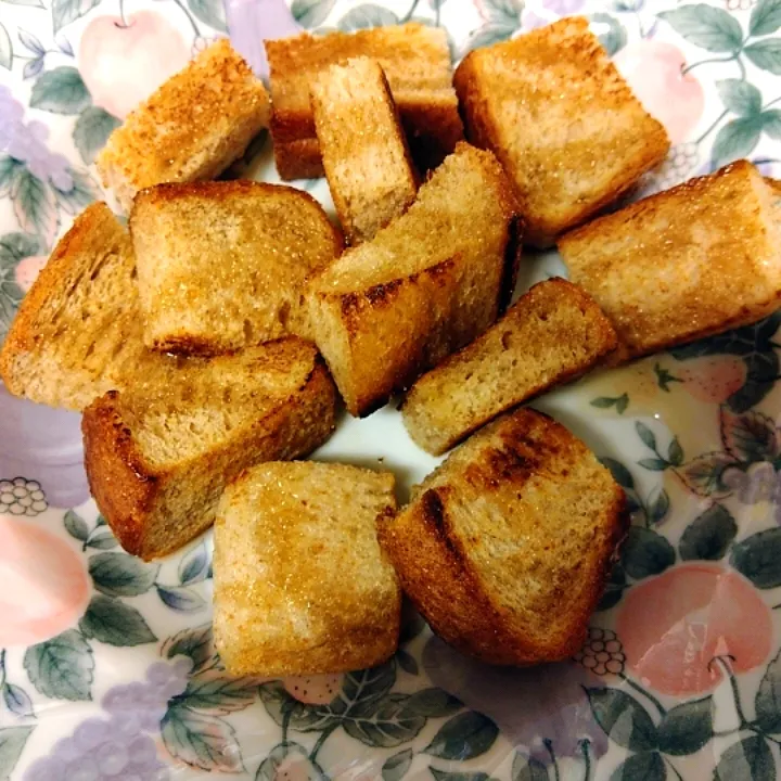 今日のご褒美の作りました!
*タカキベーカリー全粒粉パンをスキレットで
オリーブ油で焼いてケーキシロップかけた|m.rafuさん