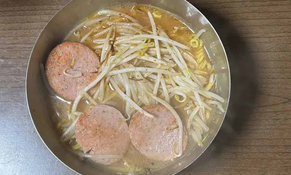 Snapdishの料理写真:味噌ラーメンにもやし&明宝ソーセージ（バジル入）|Morito Kamiyaさん