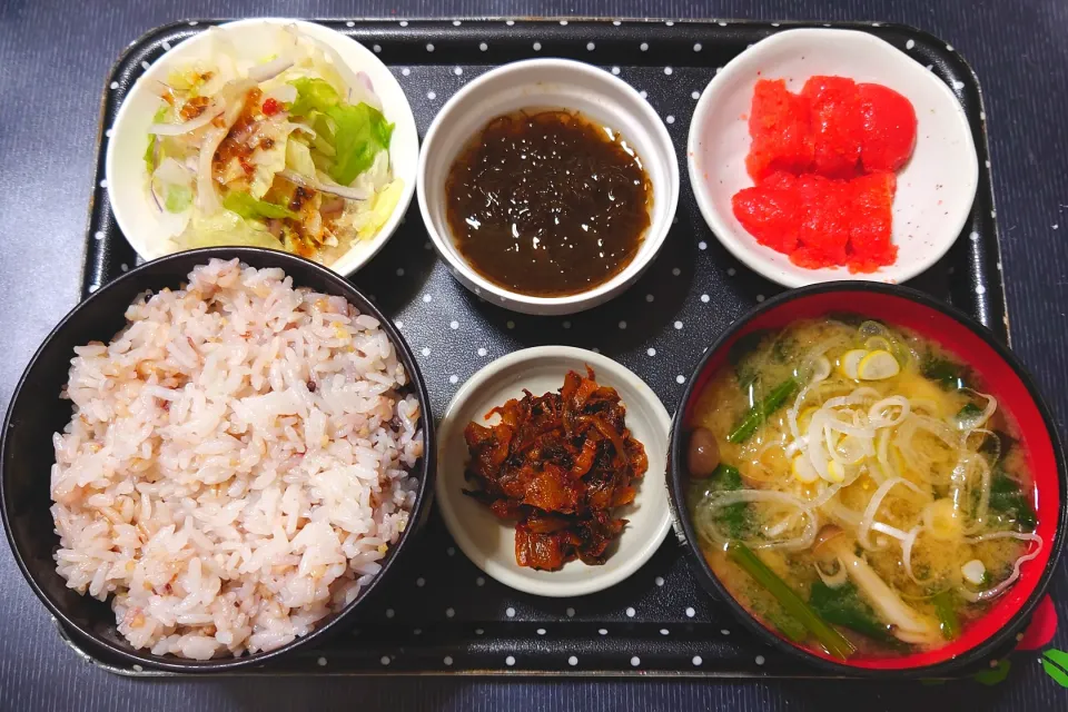 今日の朝ごはん（十六穀ごはんに辛子明太子、もずく酢、オニオンサラダ、ほうれん草としめじのみそ汁、辛子高菜）|Mars＠釜飯作り研究中さん