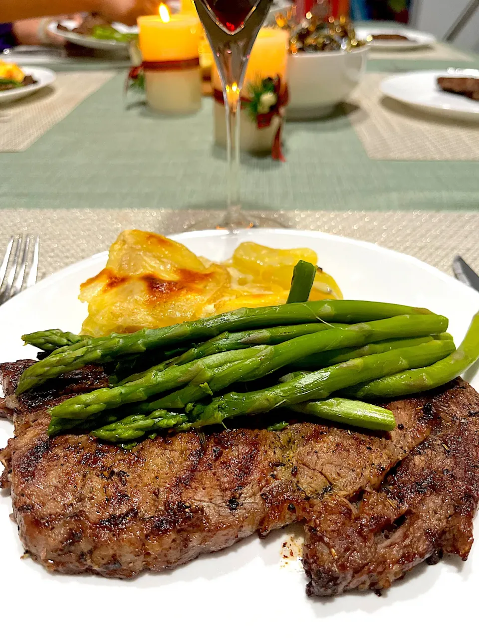 Snapdishの料理写真:Grilled prime rib, steamed asparagus and cheesy potatoes|Laki Maikaʻiさん