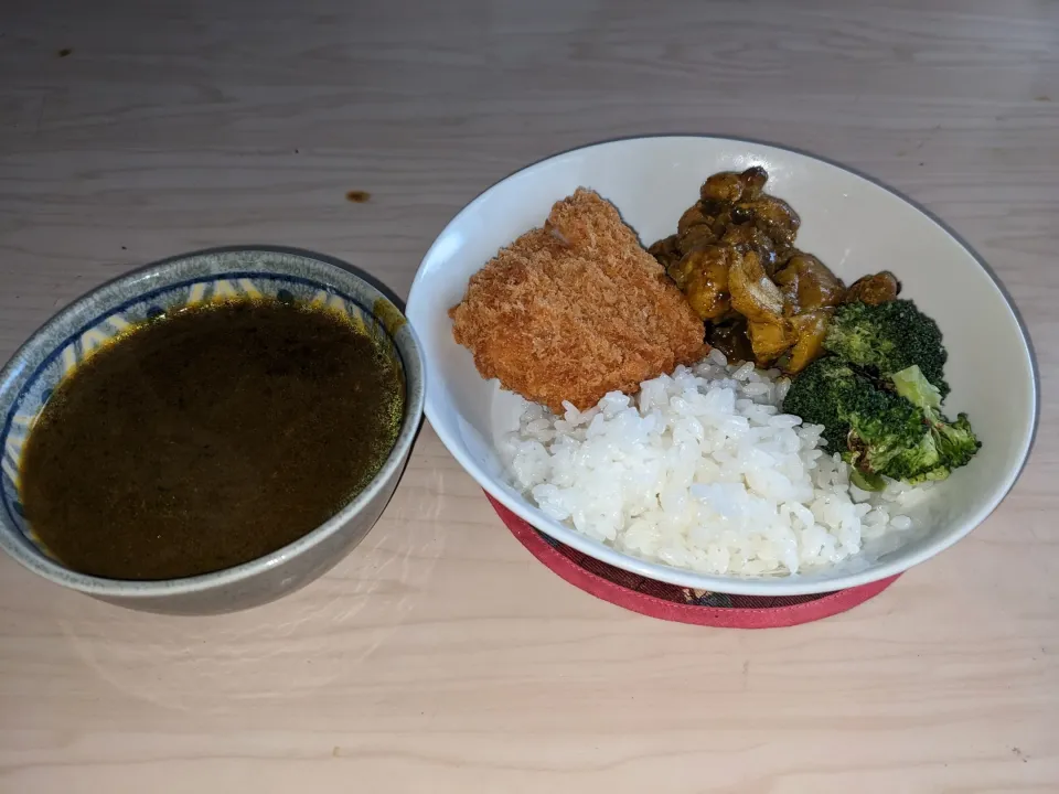 Snapdishの料理写真:2023/12/28の食事メニューはインド式？チキンベースのカレー定食
・自家製カレーソース（クミンシード、ガラムマサラ、ターメリック、一味、SB赤缶等々
）
・市販の四元豚カツ
・佐賀県産米七夕
・ブロッコリー|Tarou  Masayukiさん