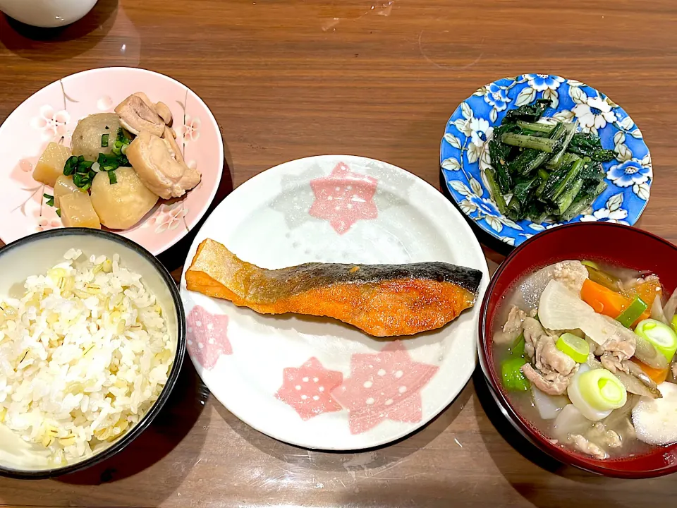 鮭のムニエル　豚汁　小松菜のごま味噌和え　里芋と蒟蒻の鶏モモバター煮|おさむん17さん