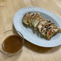 Snapdishの料理写真:餃子を万能味ソースで🥟|たにもこさん