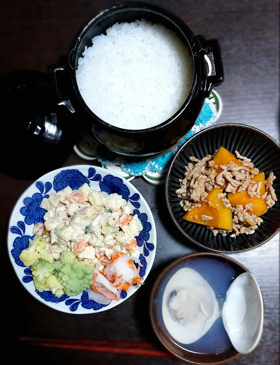 カボチャのそぼろ煮
コロコロサラダ
潮汁
土鍋ごはん|きつねさん