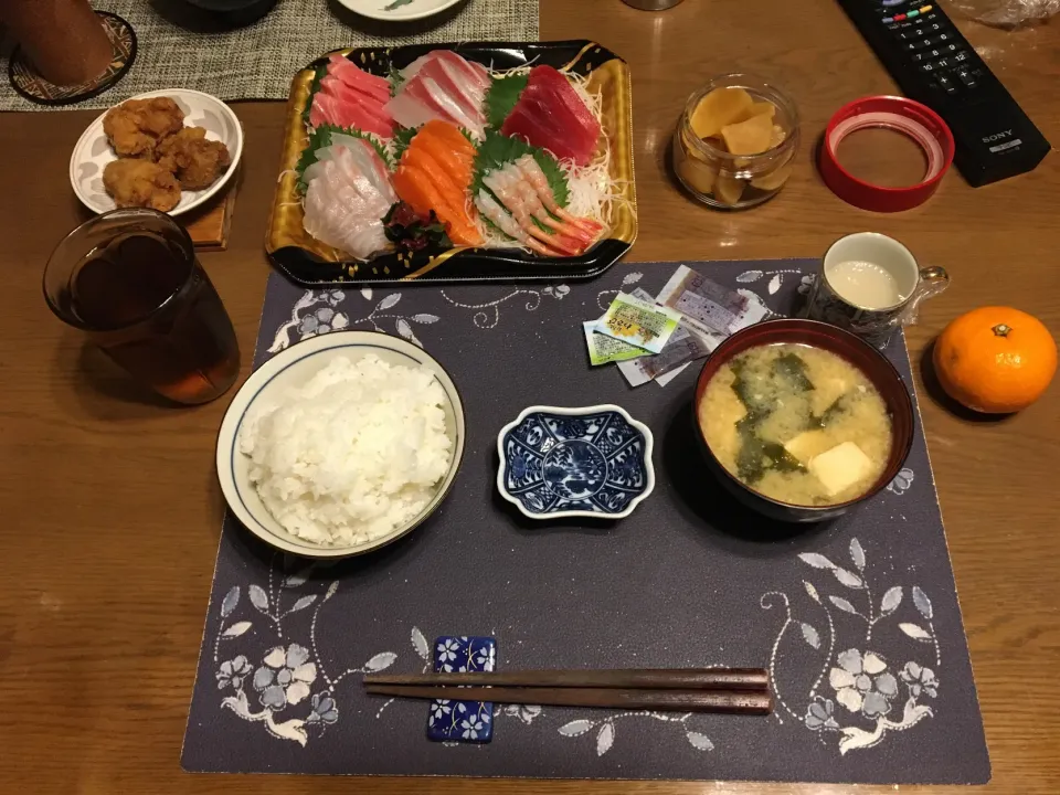 ご飯、お魚屋さんの刺身盛り合わせ、鳥の唐揚げ、沢庵、味噌汁、烏龍茶、森永マミーの寒天、みかん(夕飯)|enarinさん