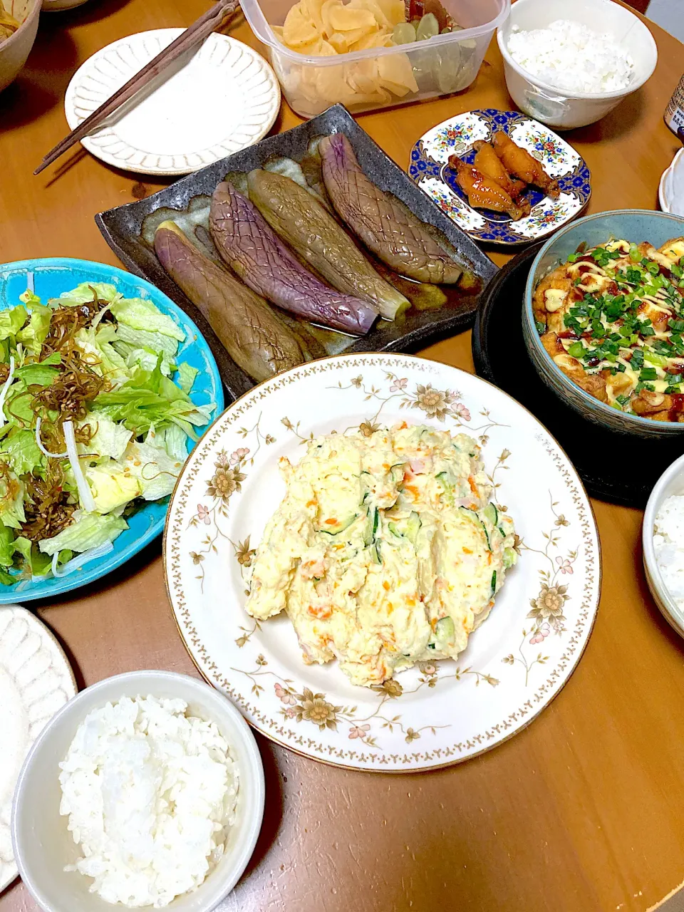 茄子のレンチン浸し、厚揚げのたこ焼き風チーズ焼き、ポテサラ、鶏手羽中の酸っぱ煮、塩糀パウダーと粒みそで海藻サラダ、糠漬けたくわん、五分づき米ご飯(@￣ρ￣@)|さくたえさん