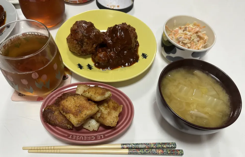 作り置きで晩御飯☆煮込みハンバーグ☆パンガシウス のバジルソテー☆コールスローサラダ☆みそ汁（玉葱・白菜・しめじ）。ちょっとずつ好きなブランドで食器集め中。カタログギフトメインで🤣|Saharaさん