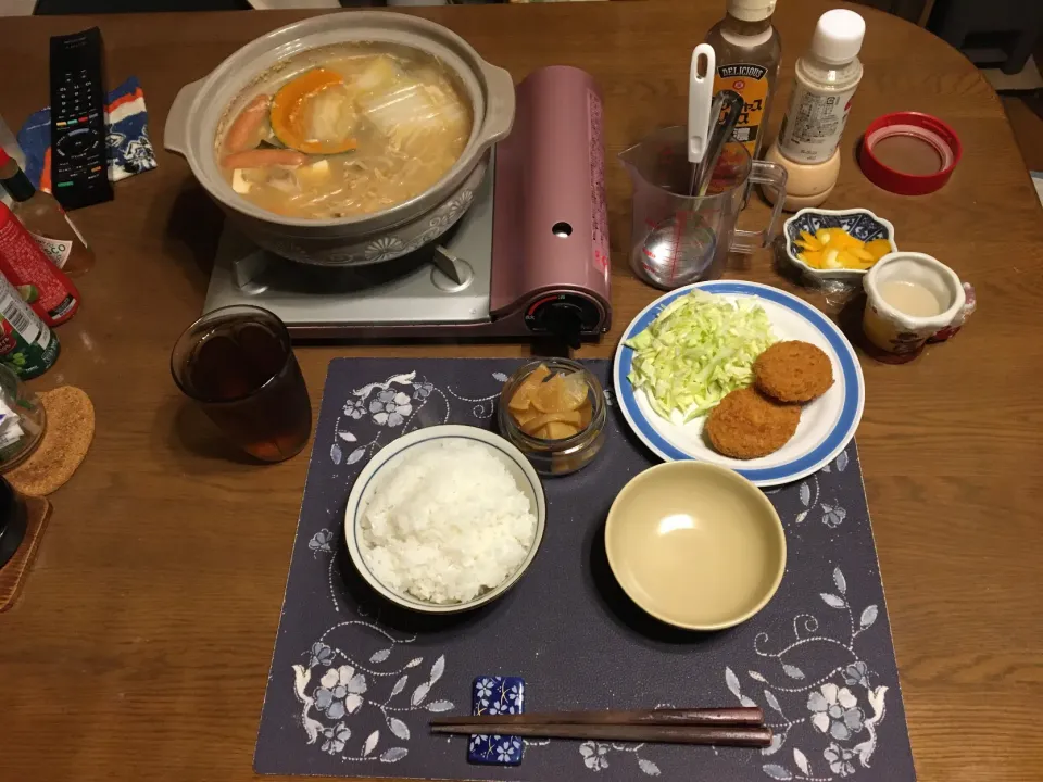 ご飯、コロッケ、サラダ、味噌仕立ての寄せ鍋、沢庵、烏龍茶、森永マミーの寒天(夕飯)|enarinさん